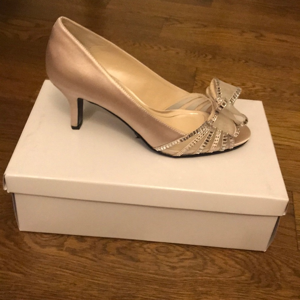 **BRAND NEW NEVER WORN** Caparros Ivory Bow Pumps